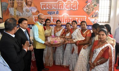 रायपुर : राज्यपाल श्री डेका ने किया दिव्यांगों को इलेक्ट्रिक व्हील चेयर और हितग्राहियों को चेक का वितरण