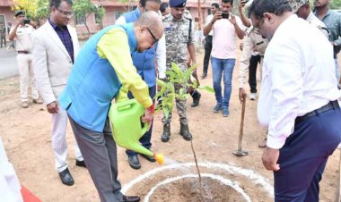 रायपुर : एक पेड़ माँ के नाम अभियान के तहत् राज्यपाल श्री रमेन डेका ने लगाए रूद्राक्ष के पौधे