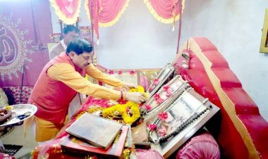मुख्यमंत्री डॉ. यादव ने नर्मदापुरम के दादा कुटी में प्रदेश की सुख-समृद्धि के लिए पूजा अर्चना की