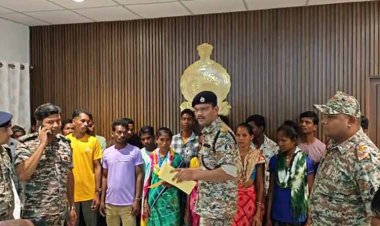 बीजापुर में 26 लाख के ईनामी 22 नक्सलियों ने किया आत्मसमर्पण