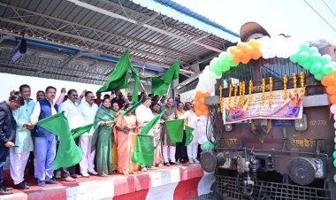 रायपुर : मुख्यमंत्री तीर्थ दर्शन योजना : मंत्री श्रीमती लक्ष्मी राजवाड़े ने हरी झंडी दिखाकर विशेष ट्रेन को किया रवाना