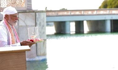 प्रधानमंत्री श्री मोदी ने श्री आनंद सर मंदिर परिसर में दर्शन कर सरोवर में पुष्प अर्पित किए