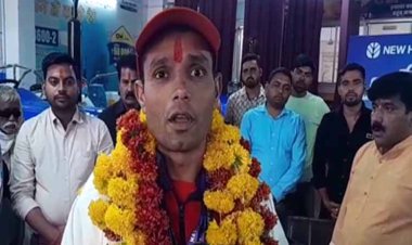 ललितपुर के अरविन्द प्रजापति को राष्ट्रीय मास्टर्स तैराकी प्रतियोगिता में मिला गोल्ड मेडल