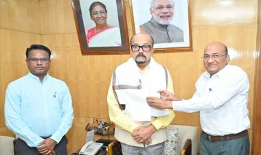 रायपुर : राज्यपाल श्री डेका से छत्तीसगढ़ निजी विश्वविद्यालय विनियामक आयोग ने की भेंट