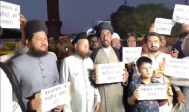 लखनऊ के घंटाघर पर मुस्लिम समुदाय के लोगों ने जोरदार विरोध प्रदर्शन किया