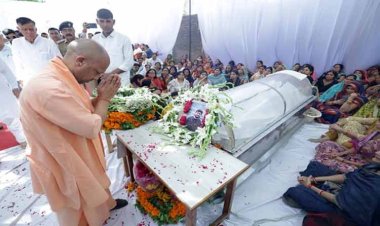 उत्तर प्रदेश के मुख्‍यमंत्री योगी आदित्‍यनाथ ने कानपुर में शुभम द्विवेदी के अंतिम संस्‍कार से पहले उनके निवास पर पुष्‍पांजलि अर्पित की