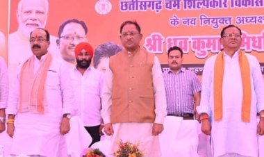 रायपुर : मुख्यमंत्री श्री विष्णु देव साय छत्तीसगढ़ चर्म शिल्पकार विकास बोर्ड के नव नियुक्त अध्यक्ष के पदभार ग्रहण समारोह में हुए शामिल