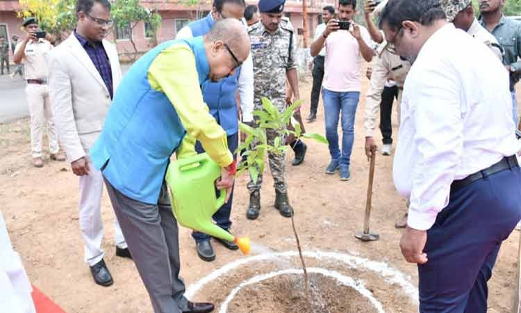 रायपुर : एक पेड़ माँ के नाम अभियान के तहत् राज्यपाल श्री रमेन डेका ने लगाए रूद्राक्ष के पौधे