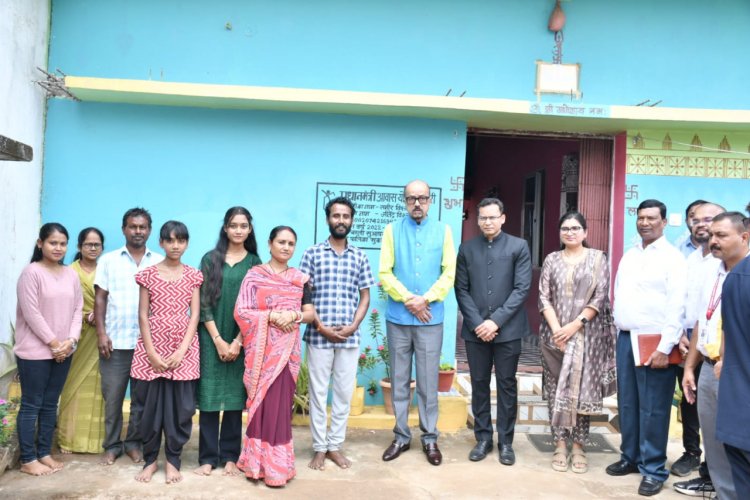 रायपुर : राज्यपाल को पहली बार अपने क्षेत्र में देखकर अभिभूत हुए ग्रामीण