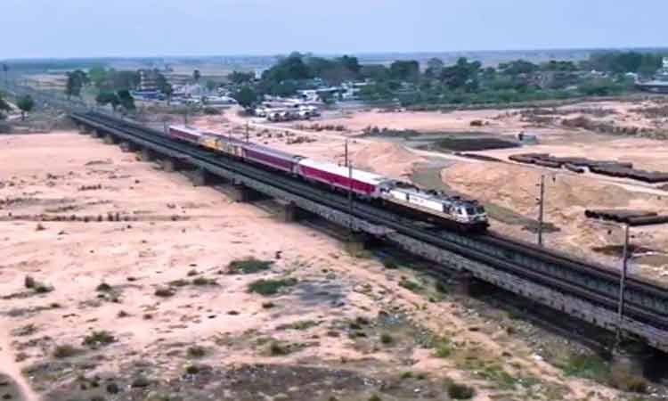 सेमी हाई स्पीड ट्रेन का परीक्षण