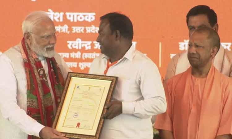 वाराणसी : पीएम मोदी ने स्थानीय उत्पादों को प्रदान किया जीआई प्रमाण पत्र