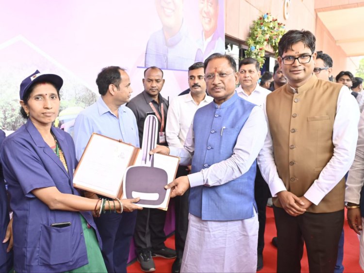 रायपुर : मुख्यमंत्री श्री विष्णु देव साय ने नवा रायपुर में ई-ऑटो सेवा का किया शुभारंभ