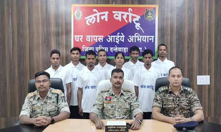 दंतेवाड़ा में 2 ईनामी सहित 8 माओवादियों ने किया आत्मसमर्पण