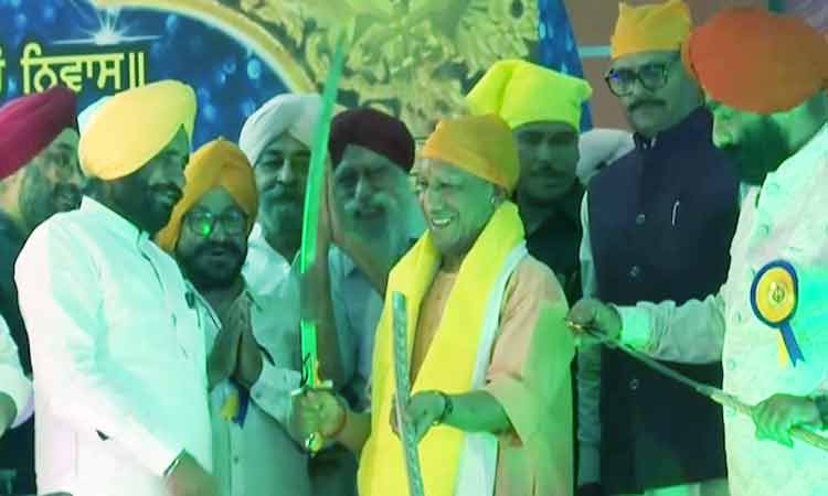 सीएम योगी खालसा सृजन दिवस एवं बैसाखी पर यहियागंज गुरुद्वारे में आयोजित कार्यक्रम में हुए शामिल
