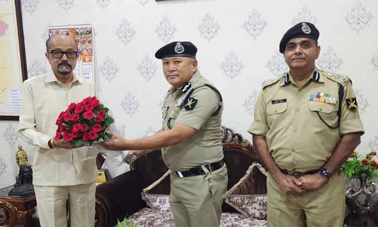 रायपुर : राज्यपाल श्री डेका से सीमा सुरक्षा बल के अतिरिक्त महानिदेशक ने की भेंट