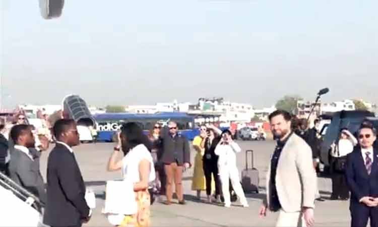 अमरीका के उपराष्‍ट्रपति जे.डी. वेन्‍स विशेष विमान से वॉशिंगटन रवाना