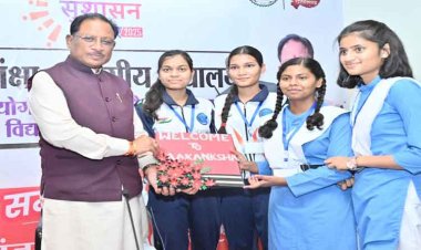 रायपुर : मुख्यमंत्री श्री साय ने आकांक्षा विद्यालय में नीट जेईई कोचिंग के विद्यार्थियों से किया संवाद