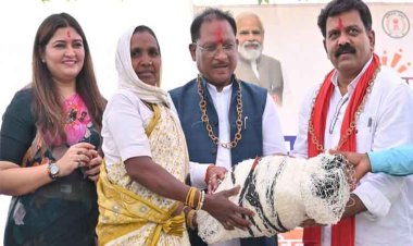 रायपुर : दलदली के जंगलों में गूंजा विकास का स्वर: मुख्यमंत्री श्री साय के दौरे से वनांचल में पेयजल, आवास और जनकल्याण योजनाओं की पहुँची सौगात