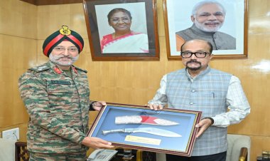 रायपुर : राज्यपाल श्री डेका से छत्तीसगढ़ और ओडिशा सब एरिया कमांडर ने की भेंट