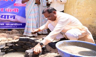 रायपुर : मुख्यमंत्री श्री साय ने राजमिस्त्री बनकर सोखता गड्ढे के लिए की ईंट जोड़ाई: पानी बचाने के लिए जल संचयन वाहिनी के कार्यों की सराहना