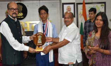 रायपुर : राज्यपाल श्री रमेन डेका से 10वीं एवं 12वीं बोर्ड परीक्षाओं के प्रावीण्य सूची में स्थान बनाने वाले विद्यार्थियों ने की मुलाकात