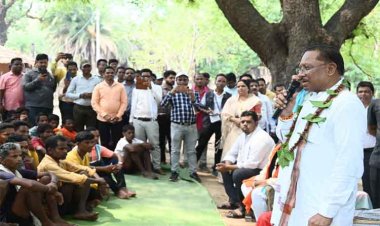 रायपुर : मुख्यमंत्री श्री विष्णु देव साय पहुंचे दंतेवाड़ा जिले के ग्राम मुलेर : छत्तीसगढ़ के अंतिम छोर पर पहुंचा सुशासन तिहार