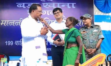 रायपुर : मुख्यमंत्री को माँ ने दिया अपना आशीर्वाद—स्नेह से छुआ गाल, हृदय से कहा धन्यवाद