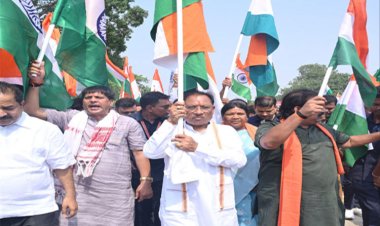 रायपुर : देशभक्तिपूर्ण गीतों के साथ जशपुर के चराईडांड में निकाली गई तिरंगा यात्रा