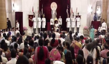 राष्ट्रपति द्रौपदी मुर्मु ने 15 नर्सिंग पेशेवरों को राष्ट्रीय फ्लोरेंस नाइटिंगेल पुरस्कार-2025 प्रदान किए