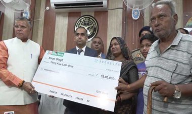 होमगार्ड शहीद सत्येन्द्र प्रताप के परिवार को 35 लाख रुपये की अनुग्रह राशि और पुत्र को नौकरी का वादा, राज्यमंत्री धर्मवीर प्रजापति ने किया सम्मान