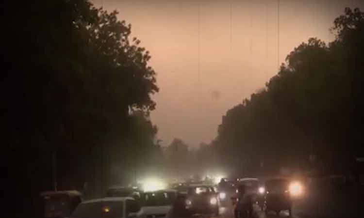 यूपी में आंधी बारिश से बदला मौसम, 45 जिलों में अलर्ट जारी