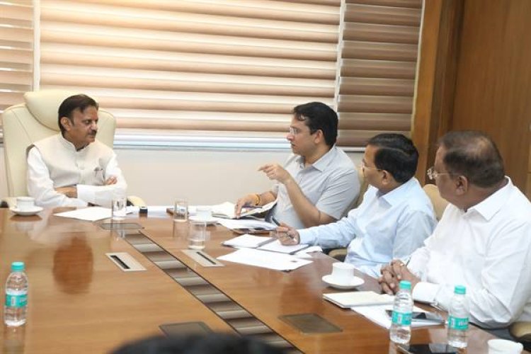 निर्माण कार्यों की नियमित समीक्षा करें, समयसीमा में करें कार्य पूर्ण: उप मुख्यमंत्री श्री शुक्ल