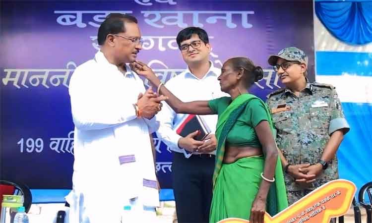 रायपुर : मुख्यमंत्री को माँ ने दिया अपना आशीर्वाद—स्नेह से छुआ गाल, हृदय से कहा धन्यवाद