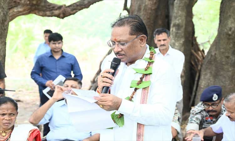 रायपुर : मुख्यमंत्री की घोषणाओं पर मुलेर में शुरू हुआ अमल