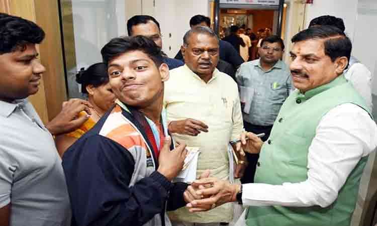 मुख्यमंत्री डॉ. यादव से मिले दिव्यांग खिलाड़ी श्री रोहित सिंह