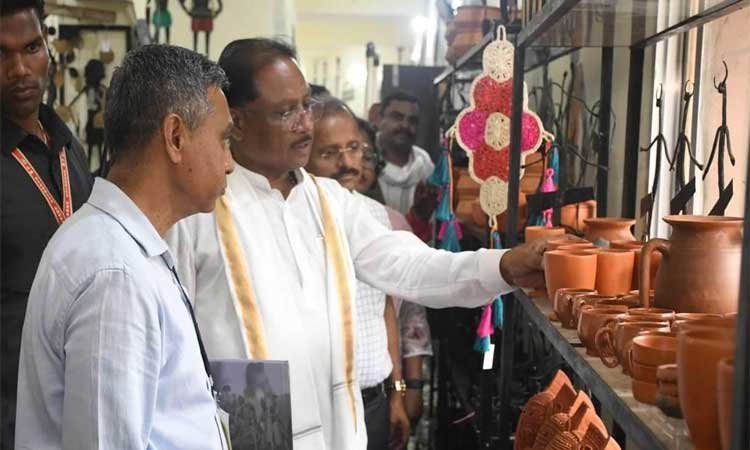 रायपुर : मुख्यमंत्री श्री साय का शिल्प नगरी कोंडागांव के शबरी एंपोरियम पहुंचे