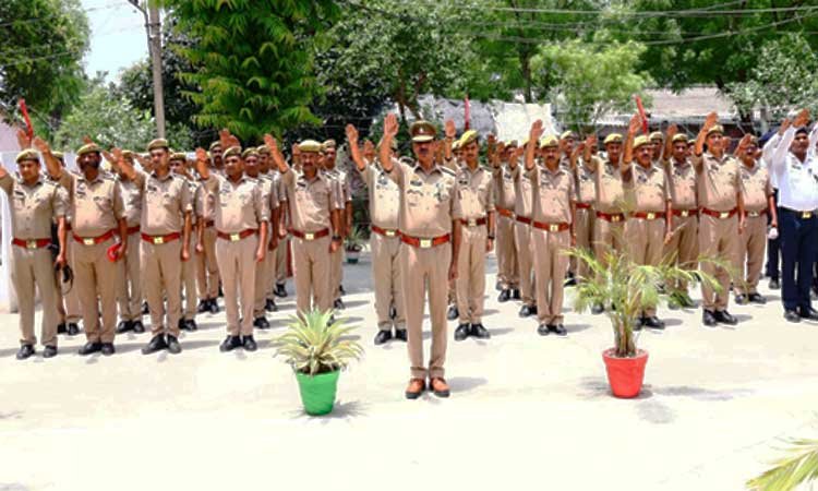 हापुड में विश्व तम्बाकू निषेध दिवस पर एसपी ने दिलाई शपथ