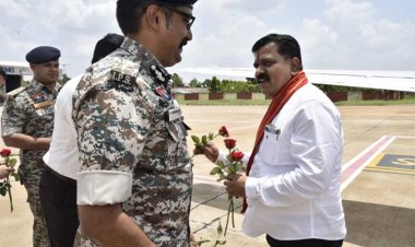 रायपुर : उप मुख्यमंत्री श्री विजय शर्मा और वन मंत्री श्री केदार कश्यप का एयरपोर्ट में किया गया आत्मीय स्वागत