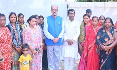 रायपुर : राज्यपाल श्री डेका ने मड़वाडीह पहुंच कर ग्रामीणों से किया संवाद