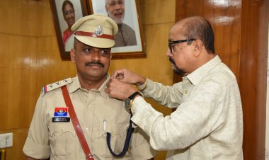 रायपुर : राज्यपाल की सुरक्षा में तैनात निरीक्षक के उप पुलिस अधीक्षक पदोन्नत होने पर स्टार सेरेमनी का आयोजन