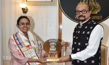 रायपुर : राज्यपाल श्री डेका ने आईएएस सुश्री पूर्वा अग्रवाल का किया सम्मान