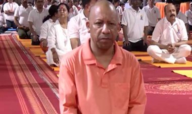 गोरखपुर में सीएम योगी ने किया योग, कहा– योग है स्वस्थ जीवन का मूल मंत्र