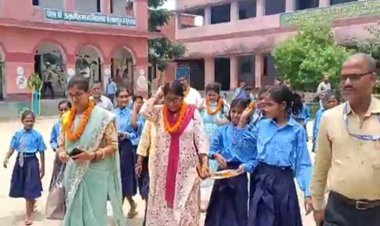 गर्मी छुट्टी के बाद स्कूल खुलने के पहले दिन सरकारी विद्यालय में शिक्षकों ने तिलक लगाकर बच्चों का किया स्वागत