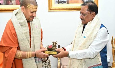 रायपुर : मुख्यमंत्री श्री विष्णु देव साय से निरंजन पीठाधीश्वर महामंडलेश्वर डॉ. स्वामी कैलाशनंद गिरी जी महाराज ने की सौजन्य भेंट