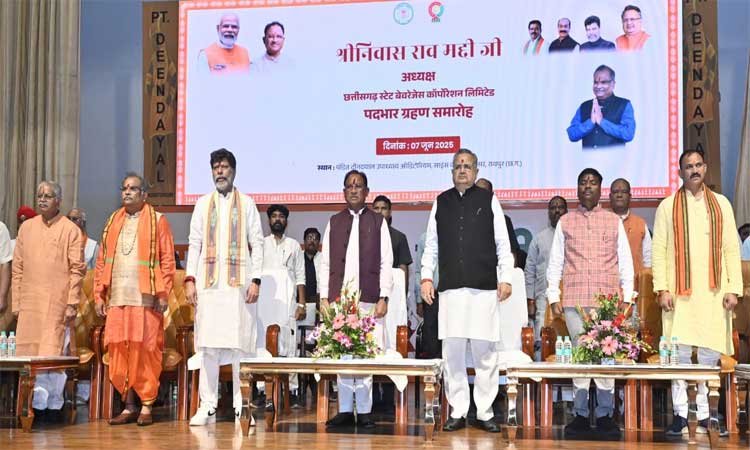 रायपुर : मुख्यमंत्री श्री विष्णुदेव साय छत्तीसगढ़ स्टेट बेवरेजेस कॉर्पोरेशन के अध्यक्ष श्रीनिवास मद्दी के पदभार ग्रहण समारोह में हुए शामिल