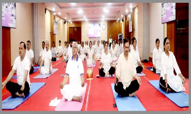 राज्यपाल श्री मंगुभाई पटेल के नेतृत्व में राजभवन में हुआ सामूहिक योगाभ्यास