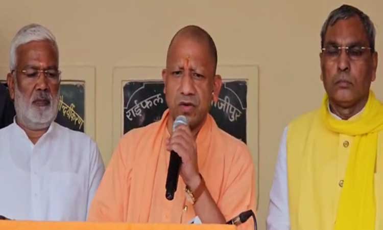 सीएम योगी ने गाजीपुर में पार्टी कार्यकर्ताओं के साथ मुलाकात की