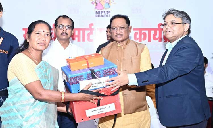 रायपुर : मुख्यमंत्री श्री विष्णु देव साय ने सम्पर्क स्मार्ट स्कूल और स्मार्ट ब्लॉक कार्यक्रम का किया शुभारंभ