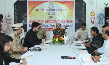 रायपुर : ’राज्यपाल श्री रमेन डेका ने पिथौरा के गोड़बहाल में ली अधिकारियों की बैठक’