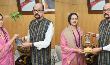 रायपुर : राज्यपाल श्री डेका से वाटर वुमेन सुश्री पाठक ने की सौजन्य भेंट